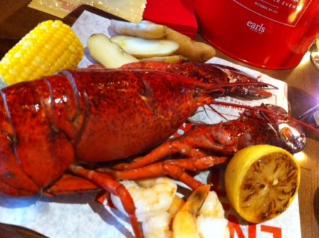 It's a little disconcerting to dismember a whole lobster, but I got the hang of it in a hurry. Omyomyom. 